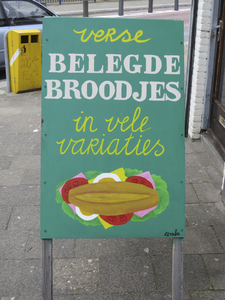 908351 Afbeelding van het handgeschilderde reclamebuitenbord met de tekst 'verse BELEGDE BROODJES in vele variaties' ...